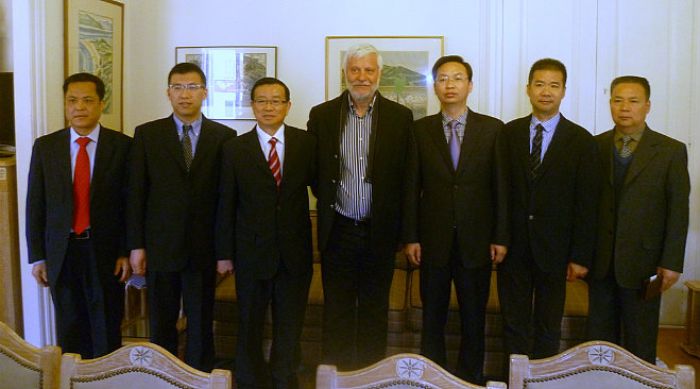 &Tau;&omicron;&upsilon;&rho;&iota;&sigma;&tau;&iota;&kappa;ή &sigma;&upsilon;&nu;&epsilon;&rho;&gamma;&alpha;&sigma;ί&alpha; &alpha;&nu;ά&mu;&epsilon;&sigma;&alpha; &sigma;&epsilon; &Pi;&epsilon;&rho;&iota;&phi;έ&rho;&epsilon;&iota;&alpha; &Pi;&epsilon;&lambda;&omicron;&pi;&omicron;&nu;&nu;ή&sigma;&omicron;&upsilon; &kappa;&alpha;&iota; &epsilon;&pi;&alpha;&rho;&chi;ί&alpha; &tau;&eta;&sigmaf; &Kappa;ί&nu;&alpha;&sigmaf;!