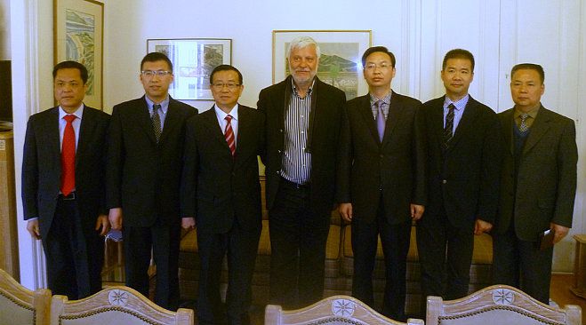 &Tau;&omicron;&upsilon;&rho;&iota;&sigma;&tau;&iota;&kappa;ή &sigma;&upsilon;&nu;&epsilon;&rho;&gamma;&alpha;&sigma;ί&alpha; &alpha;&nu;ά&mu;&epsilon;&sigma;&alpha; &sigma;&epsilon; &Pi;&epsilon;&rho;&iota;&phi;έ&rho;&epsilon;&iota;&alpha; &Pi;&epsilon;&lambda;&omicron;&pi;&omicron;&nu;&nu;ή&sigma;&omicron;&upsilon; &kappa;&alpha;&iota; &epsilon;&pi;&alpha;&rho;&chi;ί&alpha; &tau;&eta;&sigmaf; &Kappa;ί&nu;&alpha;&sigmaf;!