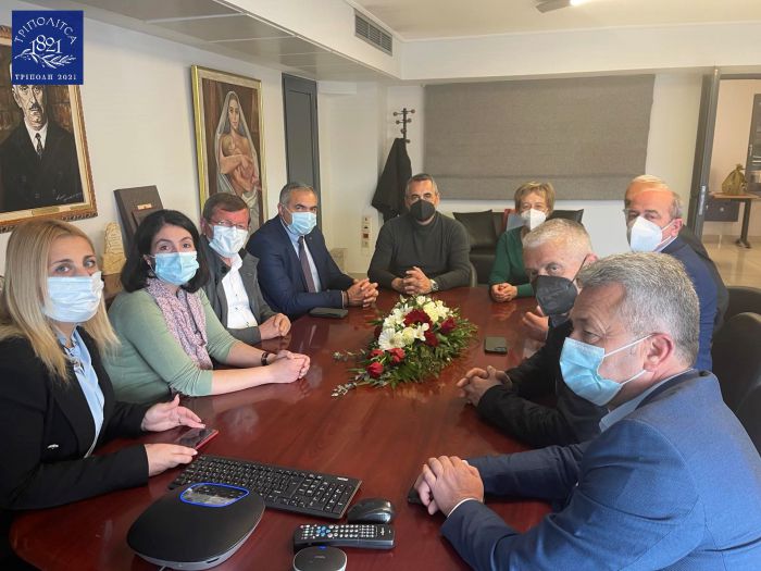 &Kappa;ώ&sigma;&tau;&alpha;&sigmaf; &Tau;&zeta;&iota;&omicron;ύ&mu;&eta;&sigmaf;: &laquo;&Pi;&rho;&omicron;ά&gamma;&omicron;&upsilon;&mu;&epsilon; &tau;&iota;&sigmaf; &alpha;&xi;ί&epsilon;&sigmaf; &tau;&eta;&sigmaf; &phi;&iota;&lambda;ί&alpha;&sigmaf; &kappa;&alpha;&iota; &tau;&eta;&sigmaf; &alpha;&lambda;&lambda;&eta;&lambda;&epsilon;&gamma;&gamma;ύ&eta;&sigmaf; &mu;&epsilon;&tau;&alpha;&xi;ύ &tau;&omega;&nu; &pi;&omicron;&lambda;&iota;&tau;ώ&nu; &tau;&omega;&nu; &Delta;ή&mu;&omega;&nu; &Tau;&rho;ί&pi;&omicron;&lambda;&eta;&sigmaf; &kappa;&alpha;&iota; &Phi;&omicron;&iota;&nu;&iota;&kappa;&alpha;ί&omega;&nu;&raquo;