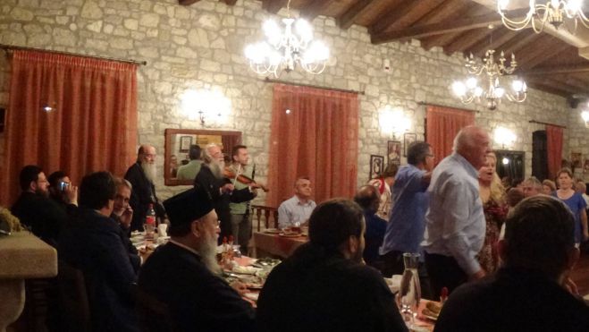 Κέρδισε τα βλέματα ο βιολιστής παπάς από την Βυτίνα! (εικόνες)