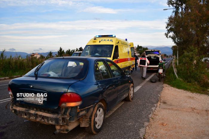 Σφοδρή σύγκρουση αυτοκίνητου με μηχανάκι στη παραλιακή Ναυπλίου - Νέας Κίου