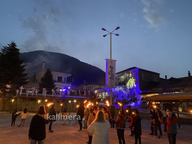 Εντυπωσιακές εικόνες στο Λεβίδι με λαμπαδηφορία, πυροτεχνήματα και φωταγώγηση κτιρίων (εικόνες)