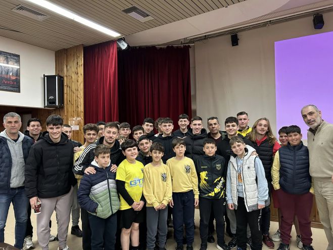 &Mu;&epsilon;&gamma;ά&lambda;&omicron; &epsilon;&nu;&delta;&iota;&alpha;&phi;έ&rho;&omicron;&nu; &kappa;&alpha;&iota; &epsilon;&nu;&epsilon;&rho;&gamma;ή &sigma;&upsilon;&mu;&mu;&epsilon;&tau;&omicron;&chi;ή &sigma;&tau;&eta;&nu; &epsilon;&kappa;&delta;ή&lambda;&omega;&sigma;&eta; &tau;&omicron;&upsilon; &Pi;&alpha;&nu;&theta;&upsilon;&rho;&epsilon;&alpha;&tau;&iota;&kappa;&omicron;ύ &mu;&epsilon; &omicron;&mu;&iota;&lambda;&eta;&tau;ή &tau;&omicron;&nu; &Alpha;&chi;&iota;&lambda;&lambda;έ&alpha; &Upsilon;&phi;&alpha;&nu;&tau;ί&delta;&eta; (&epsilon;&iota;&kappa;ό&nu;&epsilon;&sigmaf;)