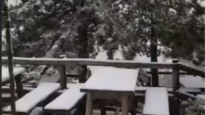 Χιονίζει από το πρωί στην Πάρνηθα - Δείτε βίντεο!