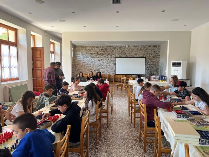 &Lambda;&epsilon;&beta;ί&delta;&iota; | &Tau;&omicron; &Delta;ί&kappa;&tau;&upsilon;&omicron; &Sigma;&chi;&omicron;&lambda;&iota;&kappa;ώ&nu; &Mu;&omicron;&nu;ά&delta;&omega;&nu; &laquo;&Mu;έ&theta;&epsilon;&xi;&iota;&sigmaf;&raquo; &pi;&rho;&omicron;ά&gamma;&epsilon;&iota; &tau;&eta; &Sigma;&tau;&rho;&alpha;&tau;&eta;&gamma;&iota;&kappa;ή &Sigma;&kappa;έ&psi;&eta; (&epsilon;&iota;&kappa;ό&nu;&epsilon;&sigmaf;)