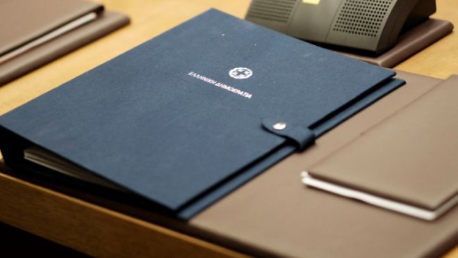 Μειώνεται η φορολογία για νοικοκυριά και επιχειρήσεις - Όριο στα 300 ευρώ για τις συναλλαγές με μετρητά