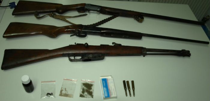 Ναρκωτικά και όπλα βρήκε η Αστυνομία σε σπίτια της Λακωνίας