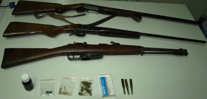 Ναρκωτικά και όπλα βρήκε η Αστυνομία σε σπίτια της Λακωνίας