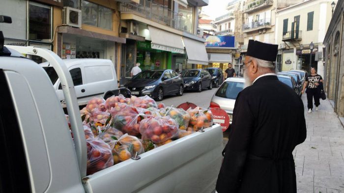 Πορτοκάλια, μανταρίνια και ροδάκινα από τα κτήματα της Μητρόπολης! (εικόνες)