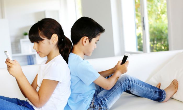 Παιδί και εθισμός στο κινητό τηλέφωνο | Πώς μπορούν να παρέμβουν εποικοδομητικά οι γονείς