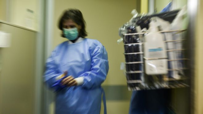 &Kappa;&omicron;&rho;&omega;&nu;&omicron;ϊό&sigmaf; | &Sigma;&tau;&omicron;&upsilon;&sigmaf; 136 &omicron;&iota; &nu;&epsilon;&kappa;&rho;&omicron;ί - &Delta;ύ&omicron; &nu;&epsilon;&kappa;&rho;&omicron;ί &sigma;&tau;&eta; &Beta;ό&rho;&epsilon;&iota;&alpha; &Epsilon;&lambda;&lambda;ά&delta;&alpha;