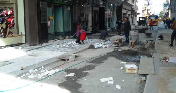 Θα τελειώσουν τα έργα πεζοδρόμησης στο κέντρο της Τρίπολης πριν τις γιορτές; Ανησυχούν οι  καταστηματάρχες…