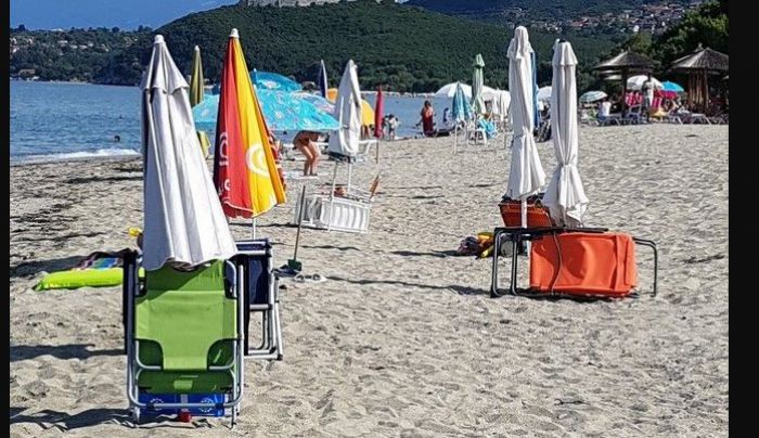 Κλειδωμένες ξαπλώστρες | &quot;Έξυπνοι&quot; δεν υπάρχουν μόνο στο Παράλιο Άστρος - Τα ίδια κάνουν και στην Πιερία!