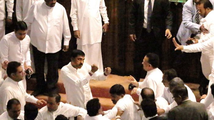 Πανικός στη Βουλή της Σρι Λάνκα | Γροθιές, μαχαίρια και «ιπτάμενοι» σκουπιδοτενεκέδες! (vd)