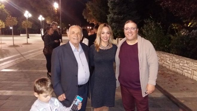 Ό&tau;&alpha;&nu; &omicron;&iota; "Έ&lambda;&lambda;&eta;...&nu;&epsilon;&sigmaf;" &sigma;&upsilon;&nu;ά&nu;&tau;&eta;&sigma;&alpha;&nu; &tau;&omicron;&nu; &kappa;&alpha;&tau;&alpha;&xi;&iota;&omega;&mu;έ&nu;&omicron; &lambda;&alpha;&omicron;&upsilon;&tau;&iota;έ&rho;&eta; &Chi;&rho;ή&sigma;&tau;&omicron; &Zeta;ώ&tau;&omicron; (vd)