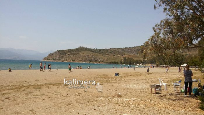 Βουτιές και παιχνίδια στην παραλία της Καραθώνας! (vd)