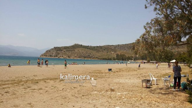Βουτιές και παιχνίδια στην παραλία της Καραθώνας! (vd)