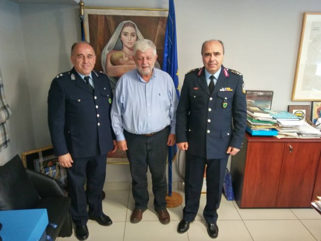&Tau;&omicron;&nu; &Delta;ή&mu;&alpha;&rho;&chi;&omicron; &Tau;&rho;ί&pi;&omicron;&lambda;&eta;&sigmaf; &sigma;&upsilon;&nu;ά&nu;&tau;&eta;&sigma;&epsilon; &tau;&omicron;&nu; &Pi;&epsilon;&rho;&iota;&phi;&epsilon;&rho;&epsilon;&iota;&alpha;&kappa;ό &Delta;&iota;&epsilon;&upsilon;&theta;&upsilon;&nu;&tau;ή &tau;&eta;&sigmaf; &Alpha;&sigma;&tau;&upsilon;&nu;&omicron;&mu;ί&alpha;&sigmaf;