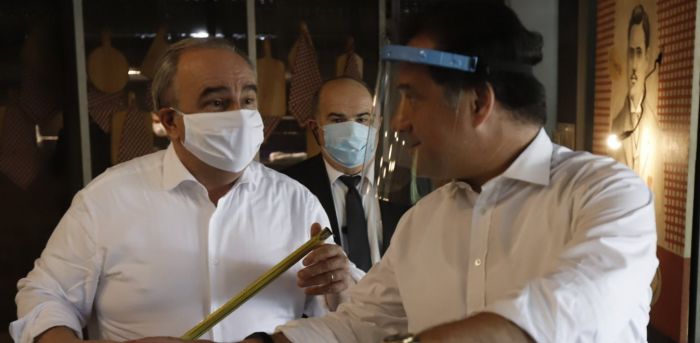 Ο Γεωργιάδης πήρε μεζούρα και μετρούσε αποστάσεις τραπεζιών!