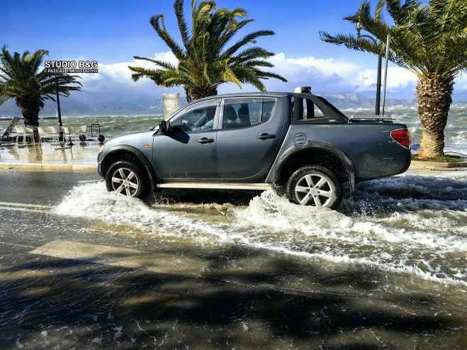 Η θάλασσα βγήκε έξω στο Ναύπλιο - Πλημμύρισαν δρόμοι (εικόνες)