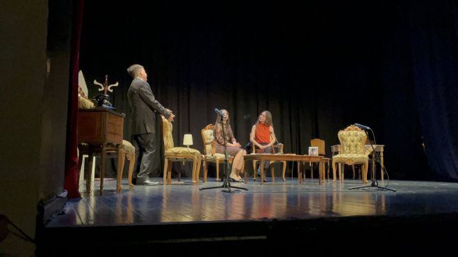 &Theta;&epsilon;&rho;&mu;ό &chi;&epsilon;&iota;&rho;&omicron;&kappa;&rho;ό&tau;&eta;&mu;&alpha; &gamma;&iota;&alpha; &tau;&eta; &theta;&epsilon;&alpha;&tau;&rho;&iota;&kappa;ή &pi;&alpha;&rho;ά&sigma;&tau;&alpha;&sigma;&eta; &mu;&alpha;&theta;&eta;&tau;ώ&nu; &tau;&omicron;&upsilon; 1&omicron;&upsilon; &Gamma;&upsilon;&mu;&nu;&alpha;&sigma;ί&omicron;&upsilon; &Tau;&rho;ί&pi;&omicron;&lambda;&eta;&sigmaf; - &Eta; &pi;&alpha;&rho;ά&sigma;&tau;&alpha;&sigma;&eta; &theta;&alpha; &pi;&alpha;&rho;&omicron;&upsilon;&sigma;&iota;&alpha;&sigma;&tau;&epsilon;ί &kappa;&alpha;&iota; &tau;&omicron; &Sigma;ά&beta;&beta;&alpha;&tau;&omicron;! (vd)