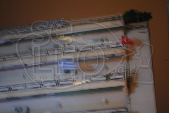 Κατάντια - Κρέμασαν τουρκική σημαία σε μπαλκόνι της Θεσσαλονίκης (εικόνες)