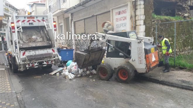 Καθαρίζεται η Τρίπολη – Συνεχίζεται η αποκομιδή σκουπιδιών (εικόνες)