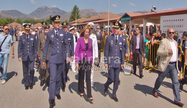&Omicron; &kappa;ό&sigma;&mu;&omicron;&sigmaf; &gamma;&iota;&omicron;ύ&chi;&alpha;&rho;&epsilon; &tau;&eta; &Phi;ώ&phi;&eta; &Gamma;&epsilon;&nu;&nu;&eta;&mu;&alpha;&tau;ά &sigma;ή&mu;&epsilon;&rho;&alpha; &sigma;&tau;&eta;&nu; &Tau;&rho;ί&pi;&omicron;&lambda;&eta; (vd)