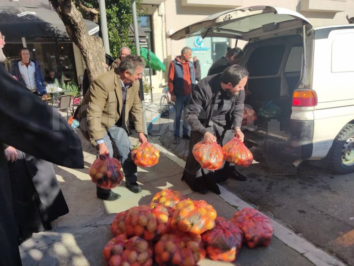 Γιορτινά δέματα αγάπης από την Εκκλησία σε 300 οικογένειες της Τρίπολης και του Λεωνιδίου! (vd)