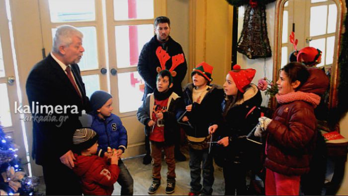 Ο Δήμαρχος είπε τα καλάντα μαζί με παιδιά στην Τρίπολη! (vd)