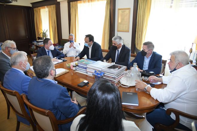 &Alpha;&nu;&alpha;&pi;&lambda;&eta;&rho;&omega;&tau;ή&sigmaf; &Upsilon;&pi;&omicron;&upsilon;&rho;&gamma;ό&sigmaf; &Epsilon;&sigma;&omega;&tau;&epsilon;&rho;&iota;&kappa;ώ&nu;: "&Delta;&epsilon;&nu; &alpha;&lambda;&lambda;ά&zeta;&epsilon;&iota; &omicron; &chi;&rho;ό&nu;&omicron;&sigmaf; &tau;&omega;&nu; &delta;&eta;&mu;&omicron;&tau;&iota;&kappa;ώ&nu; &kappa;&alpha;&iota; &pi;&epsilon;&rho;&iota;&phi;&epsilon;&rho;&epsilon;&iota;&alpha;&kappa;ώ&nu; &epsilon;&kappa;&lambda;&omicron;&gamma;ώ&nu;"