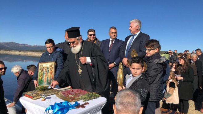 &Omicron; &alpha;&gamma;&iota;&alpha;&sigma;&mu;ό&sigmaf; &tau;&omega;&nu; &upsilon;&delta;ά&tau;&omega;&nu; &sigma;&tau;&eta;&nu; &lambda;ί&mu;&nu;&eta; &Tau;ά&kappa;&alpha; (vd)