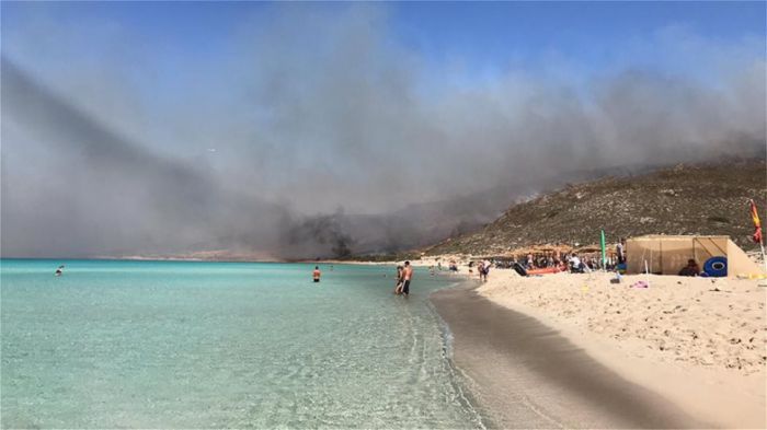 Σκηνές πανικού από τη φωτιά στην Ελαφόνησο! (vd)