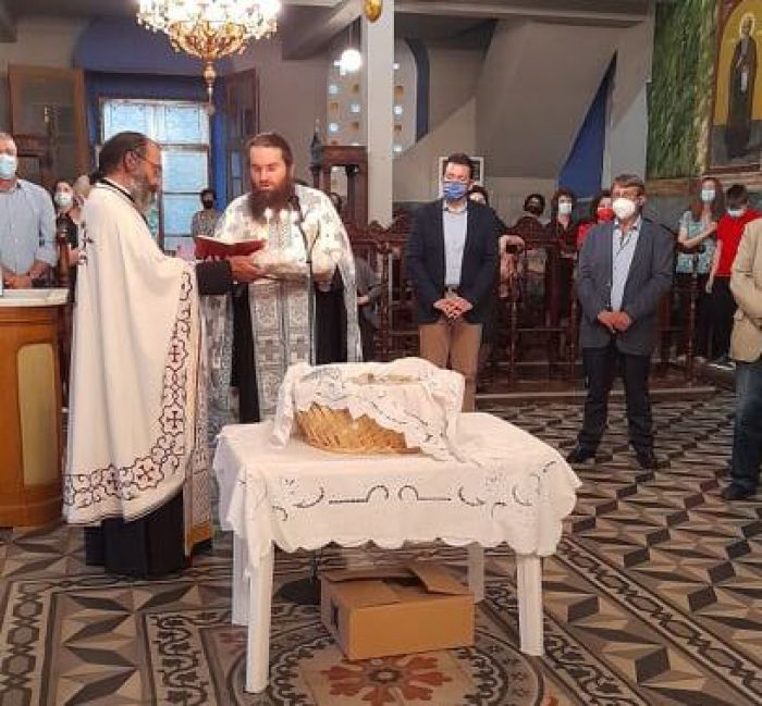 &Eta; &gamma;&iota;&omicron;&rho;&tau;ή &tau;&eta;&sigmaf; &Alpha;&gamma;ί&alpha;&sigmaf; &Tau;&rho;&iota;ά&delta;&alpha;&sigmaf; &sigma;&tau;&omicron; &Zeta;&epsilon;&upsilon;&gamma;&omicron;&lambda;&alpha;&tau;&iota;ό (&epsilon;&iota;&kappa;ό&nu;&epsilon;&sigmaf;)