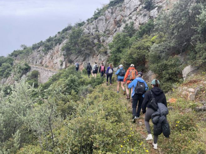 Tour operators, δημοσιογράφοι και content creators από όλο τον κόσμο περπάτησαν στο μονοπάτι από τα Πέρα Μέλανα ως το Λεωνίδιο (εικόνες)
