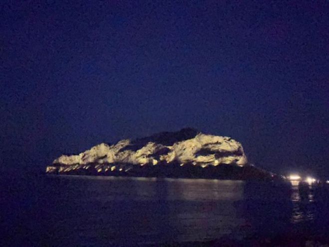 &Phi;&omega;&tau;&alpha;&gamma;&omega;&gamma;&epsilon;ί&tau;&alpha;&iota; &omicron; &beta;&rho;ά&chi;&omicron;&sigmaf; &tau;&eta;&sigmaf; &Mu;&omicron;&nu;&epsilon;&mu;&beta;&alpha;&sigma;&iota;ά&sigmaf;