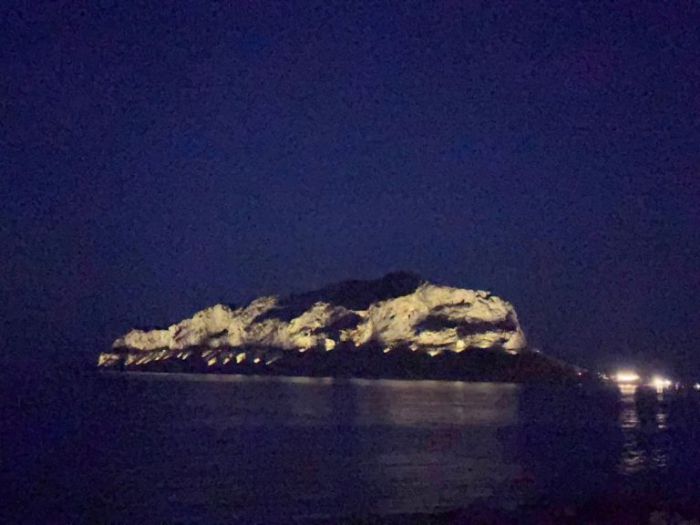 &Phi;&omega;&tau;&alpha;&gamma;&omega;&gamma;&epsilon;ί&tau;&alpha;&iota; &omicron; &beta;&rho;ά&chi;&omicron;&sigmaf; &tau;&eta;&sigmaf; &Mu;&omicron;&nu;&epsilon;&mu;&beta;&alpha;&sigma;&iota;ά&sigmaf;