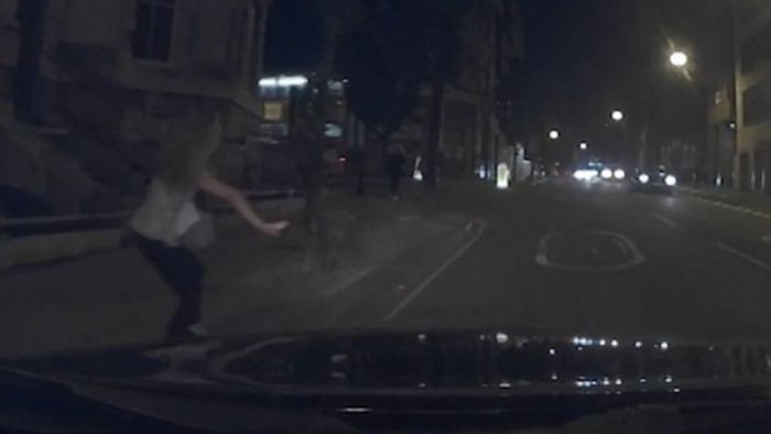 Η νέα μέθοδος για να κλέβουν το κινητό μέσα από τα χέρια σου! (vd)