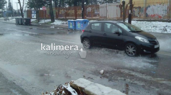 Πλημμύρισε ξανά ο δρόμος έξω από το ΔΑΚ Τρίπολης (εικόνες)