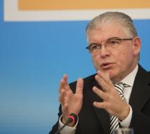 &Alpha;. &Lambda;&upsilon;&kappa;&omicron;&upsilon;&rho;έ&nu;&tau;&zeta;&omicron;&sigmaf;: &laquo;&Eta; &Epsilon;&lambda;&lambda;ά&delta;&alpha; &delta;&epsilon;&nu; &alpha;&nu;&tau;έ&chi;&epsilon;&iota; &alpha;&kappa;&rho;&alpha;ί&epsilon;&sigmaf; &sigma;&upsilon;&mu;&pi;&epsilon;&rho;&iota;&phi;&omicron;&rho;έ&sigmaf; &kappa;&alpha;&iota; &alpha;&nu;&alpha;&mu;έ&tau;&rho;&eta;&sigma;&eta; &sigma;&tau;&omicron; &pi;&epsilon;&zeta;&omicron;&delta;&rho;ό&mu;&iota;&omicron;&raquo;