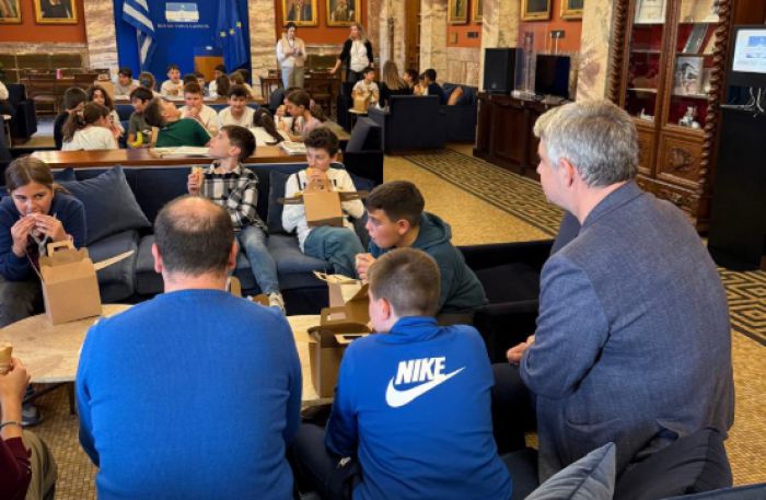 Παιδιά από τα σχολεία της Κοντοβάζαινας, Τροπαίων, Δημητσάνας και Βαλτεσινίκου υποδέχθηκε ο Κωνσταντινόπουλος στη Βουλή (vd)