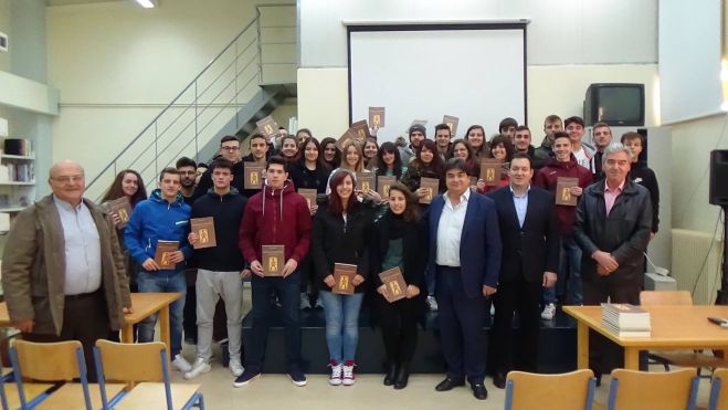 Μεγαλόπολη - Βιβλία τοπικής ιστορίας προσφέρθηκαν σε μαθητές των Λυκείων (εικόνες)