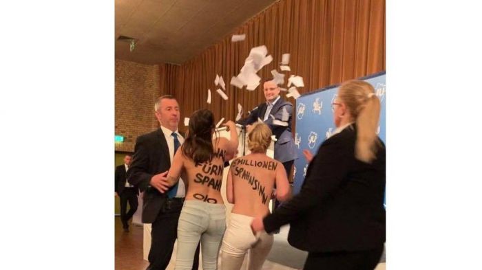 Γυμνόστηθες ακτιβίστριες πέταξαν τρικάκια στον Γερμανό υπουργό Υγείας!
