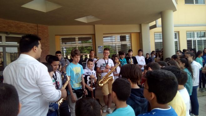 360 &mu;&alpha;&theta;&eta;&tau;έ&sigmaf; &xi;&epsilon;&nu;&alpha;&gamma;ή&theta;&eta;&kappa;&alpha;&nu; &sigma;&tau;&omicron; &Mu;&omicron;&upsilon;&sigma;&iota;&kappa;ό &Sigma;&chi;&omicron;&lambda;&epsilon;ί&omicron; &Tau;&rho;ί&pi;&omicron;&lambda;&eta;&sigmaf;! (&epsilon;&iota;&kappa;ό&nu;&epsilon;&sigmaf;)