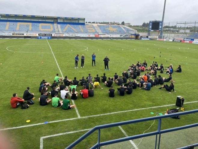 &Sigma;&tau;&eta;&nu; &Tau;&rho;ί&pi;&omicron;&lambda;&eta; &omicron;&iota; &alpha;&xi;&iota;&omicron;&lambda;&omicron;&gamma;&eta;&mu;έ&nu;&omicron;&iota; &delta;&iota;&alpha;&iota;&tau;&eta;&tau;έ&sigmaf; &tau;&eta;&sigmaf; &Pi;&epsilon;&lambda;&omicron;&pi;&omicron;&nu;&nu;ή&sigma;&omicron;&upsilon;