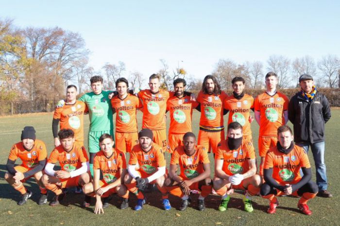 &Sigma;&tau;&omicron;&upsilon;&sigmaf; "8" &tau;&omicron;&upsilon; Open Cup &tau;&eta;&sigmaf; Long Island League &omicron; &Alpha;&sigma;&tau;έ&rho;&alpha;&sigmaf; &Tau;&rho;ί&pi;&omicron;&lambda;&eta;&sigmaf; &Nu;έ&alpha;&sigmaf; &Upsilon;ό&rho;&kappa;&eta;&sigmaf;!