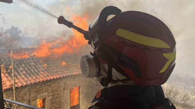 Πύρινη κόλαση στη Μεσσηνία | Σπίτια τυλίχθηκαν στις φλόγες στο Κρυονέρι (vd)