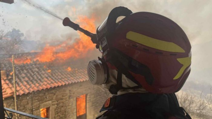 Πύρινη κόλαση στη Μεσσηνία | Σπίτια τυλίχθηκαν στις φλόγες στο Κρυονέρι (vd)