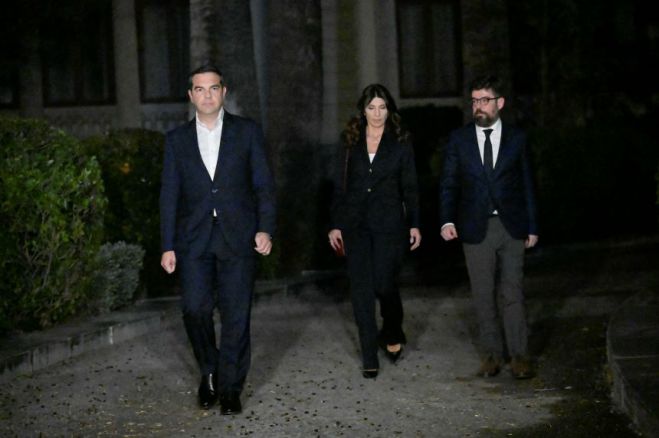 &Tau;&sigma;ί&pi;&rho;&alpha;&sigmaf;: "&Nu;&alpha; &pi;&alpha;&rho;&alpha;&iota;&tau;&eta;&theta;&epsilon;ί &omicron; &Pi;&rho;&omega;&theta;&upsilon;&pi;&omicron;&upsilon;&rho;&gamma;ό&sigmaf; &tau;&omega;&nu; &upsilon;&pi;&omicron;&kappa;&lambda;&omicron;&pi;ώ&nu;"