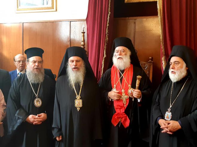 &Tau;&omicron; "&Tau;&zeta;&iota;&beta;&alpha;έ&rho;&iota;" &tau;&rho;&alpha;&gamma;&omicron;ύ&delta;&eta;&sigma;&epsilon; &omicron; &Mu;&eta;&tau;&rho;&omicron;&pi;&omicron;&lambda;ί&tau;&eta;&sigmaf; &Theta;&epsilon;ό&kappa;&lambda;&eta;&tau;&omicron;&sigmaf; - &Sigma;&upsilon;&gamma;&kappa;&iota;&nu;ή&theta;&eta;&kappa;&epsilon; &omicron; &Pi;&alpha;&tau;&rho;&iota;ά&rho;&chi;&eta;&sigmaf; &Alpha;&lambda;&epsilon;&xi;&alpha;&nu;&delta;&rho;&epsilon;ί&alpha;&sigmaf;! (vd)